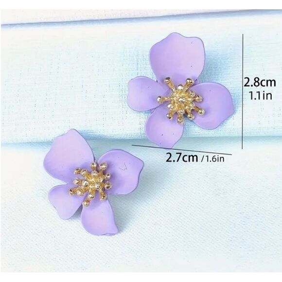 💜 Betsey Johnson Violet flower earrings 💜 - Picture 3 of 4